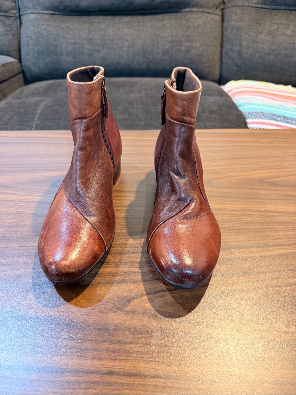 Trotters Chestnut beautiful brown distressed looking Zip Ankle Boots size 9.5M